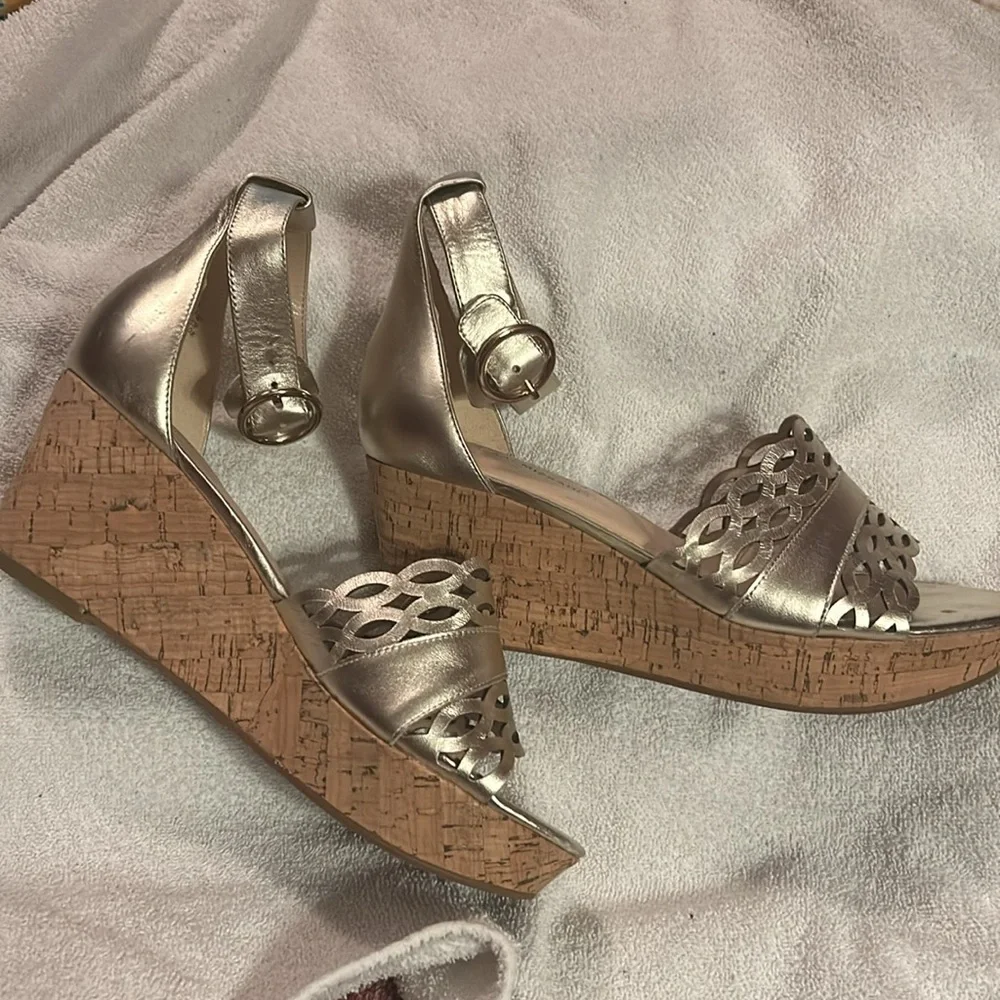 - Isaac Mizrahi metallic platform sandals. Size 9.5‎ wide